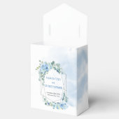 Blütenblumen und silberfarbener geometrischer Rahm Geschenkschachtel (Geöffnet)