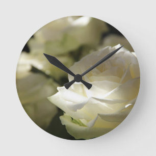 Blütenblüten der Weißen Rose Destinative Gardens Runde Wanduhr
