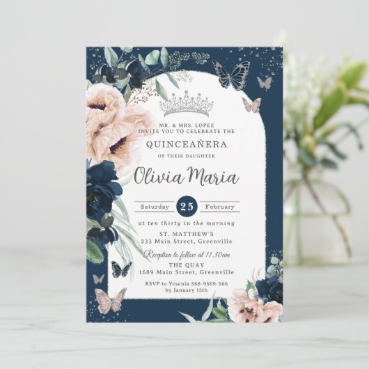 Blütenblütenschmetterlinge Quinceañera Einladung (Stehend Vorderseite)