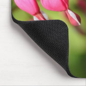 Blutende Herzen Blume auf grünem Hintergrund Mousepad (Ecke)