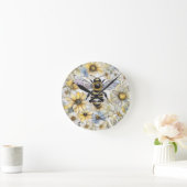 Blütenfeder der Hummeln bemalt. Runde Wanduhr (Zuhause)