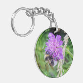 Blütenglück am Schlüsselbund – Hummel auf Skabiose Schlüsselanhänger (Vorderseite links)