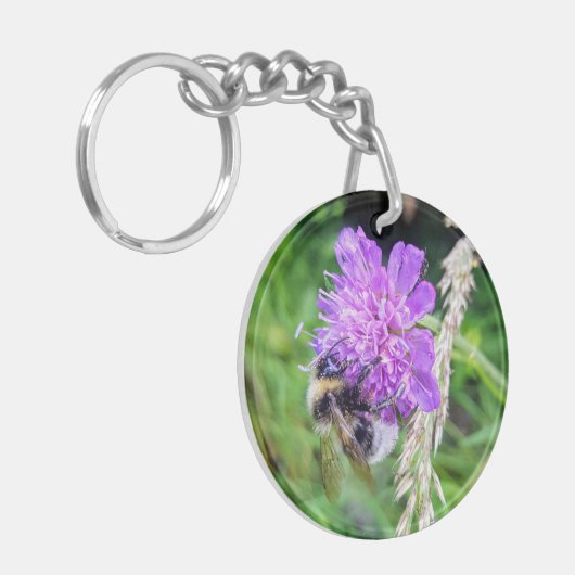 Blütenglück am Schlüsselbund – Hummel auf Skabiose Schlüsselanhänger (Vorderseite links)