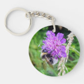 Blütenglück am Schlüsselbund – Hummel auf Skabiose Schlüsselanhänger (Vorderseite)
