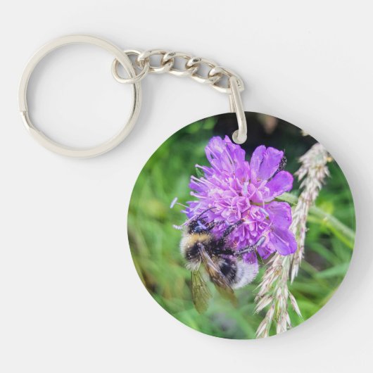 Blütenglück am Schlüsselbund – Hummel auf Skabiose Schlüsselanhänger (Vorderseite)