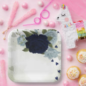 Blütengrün aus staubigen Blumen und marineblauen B Pappteller (Party)