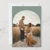 Blütengrün-Monogramm-Hochzeitsbogen Einladung (Rückseite)