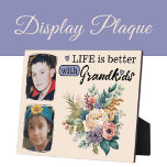 Blütenleben 2 Foto Grandkids lila Fotoplatte<br><div class="desc">Feiern Sie die Freude der Familie mit unserer wunderschönen Blumenausstellung-Plakette! Diese Plakette mit Platz für zwei hochgeschätzte Fotos ist mit einem lebhaften Blumendesign geschmückt, das jedem Raum eine Touch der Eleganz verleiht. Die herzliche Botschaft "Das Leben ist besser mit Großkindern" wird in klassischem schwarzem Text dargestellt, was es zu einem...</div>