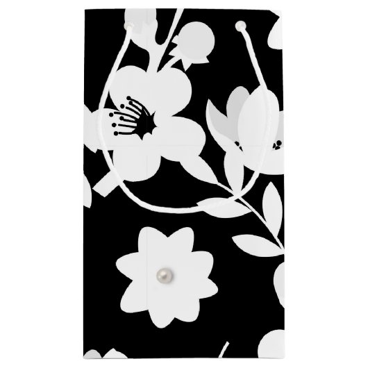 Blütenmuster und Perlen in Schwarz und Weiß Kleine Geschenktüte (Rückseite)