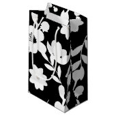 Blütenmuster und Perlen in Schwarz und Weiß Kleine Geschenktüte (Vorderseite Schrägansicht)