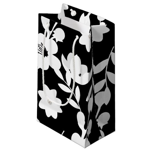 Blütenmuster und Perlen in Schwarz und Weiß Kleine Geschenktüte (Vorderseite Schrägansicht)