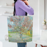 Blütenpfirsichbaum | Vincent van Gogh Tasche<br><div class="desc">Blühender Pfirsichbaum (1888) von dem niederländischen Künstler Vincent van Gogh. Originelle Kunstwerke sind ein Öl auf der Leinwand,  das eine wunderschöne Landschaft mit blühenden rosa Bäumen darstellt. Verwenden Sie die Entwurfstools,  um einen benutzerdefinierten Text hinzuzufügen oder das Bild zu personalisieren.</div>