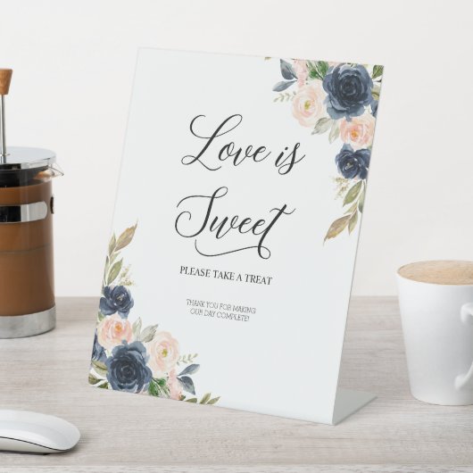 Blütenrosa Liebe ist süß Sockelschild (In SItu)