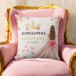 Blütenrot Rosa Prinzessin Quinceanera Kissen<br><div class="desc">Fügen Sie Ihrer Feier eine Touch Eleganz hinzu mit dem Blumenrosa Prinzessin Quinceañera Kissen. Dieses charmante Kissen besticht durch einen sanften, rosafarbenen Hintergrund mit zarten Blumenmotiven, der perfekt zu einer Quinceñera im Prinzessiner-Stil passt. Dieses Kopfkissen ist ideal als Eventdekor oder als Keepsake geeignet und verleiht jedem Raum Komfort und Schönheit....</div>