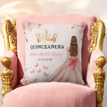 Blütenrot Rosa Prinzessin Quinceanera Kissen<br><div class="desc">Fügen Sie Ihrer Feier eine Touch Eleganz hinzu mit dem Blumenrosa Prinzessin Quinceañera Kissen. Dieses charmante Kissen besticht durch einen sanften, rosafarbenen Hintergrund mit zarten Blumenmotiven, der perfekt zu einer Quinceñera im Prinzessiner-Stil passt. Dieses Kopfkissen ist ideal als Eventdekor oder als Keepsake geeignet und verleiht jedem Raum Komfort und Schönheit....</div>