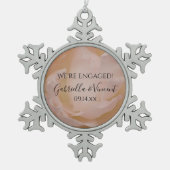 Blütenrot Rosa Verlobung Schneeflocken Zinn-Ornament (Vorderseite)