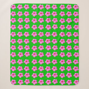 "Blütenruhe: Rosa Hibiskus auf grüner Leinwand Sherpadecke