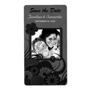 Blütenschwarz und graue Save the Date Weinetikette