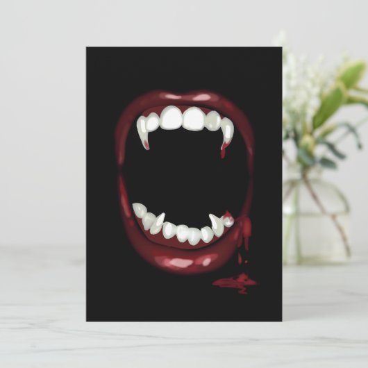 blutige Vampire Fangs halloween Einladung (Stehend Vorderseite)