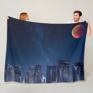 BLUTMOON ÜBER STONEHENGE FLEECEDECKE