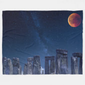 BLUTMOON ÜBER STONEHENGE FLEECEDECKE (Vorderseite (Horizontal))
