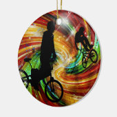 BMXers im roten und orange Grunge-Wirbel Keramikornament (Links)