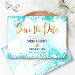 B'nai Mitzvah Turquoise Watercolor Gold Script Save The Date<br><div class="desc">Achten Sie darauf, dass alle Ihre Freunde und Verwandten in der Lage sind, den Meilenstein Ihrer Kinder B’nai Mitzvah zu feiern! Schicken Sie diese atemberaubende, moderne, personalisierte "Save the Date" Anzeigenkarte. Funkelnd Goldfolien-Kalligraphie-Drehbuch und Star of David, zusammen mit blauen Konfetti-Punkten, überlagern einen türkisfarbenen Hintergrund. Ihre individuelle Nachricht und weitere blaue...</div>