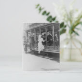 Boarding A NYC Streetcar Postkarte (Stehend Vorderseite)