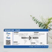 Boarding Pass Blue World Map Hochzeit in Urlaubsor Save The Date (Stehend Vorderseite)