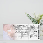 Boarding Pass Destination World Map Wedding Einladung (Stehend Vorderseite)