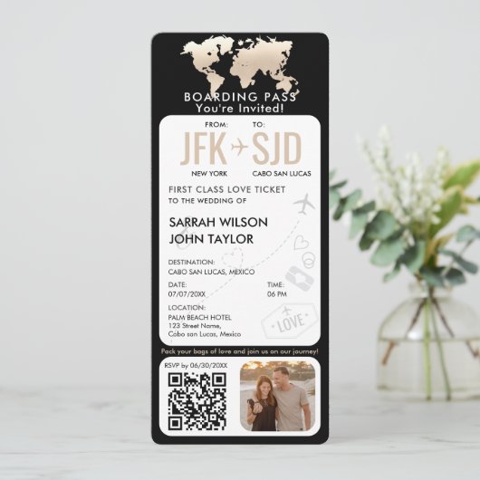 Boarding Pass Flugzeug Ticket Hochzeit in Urlaubso Einladung (Stehend Vorderseite)
