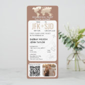 Boarding Pass Flugzeug Ticket Hochzeit in Urlaubso Einladung (Stehend Vorderseite)