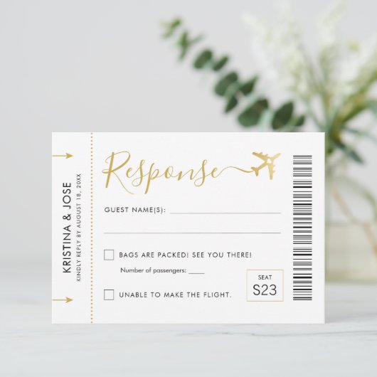 Boarding Pass Flugzeug Ticket Hochzeit in Urlaubso RSVP Karte (Stehend Vorderseite)