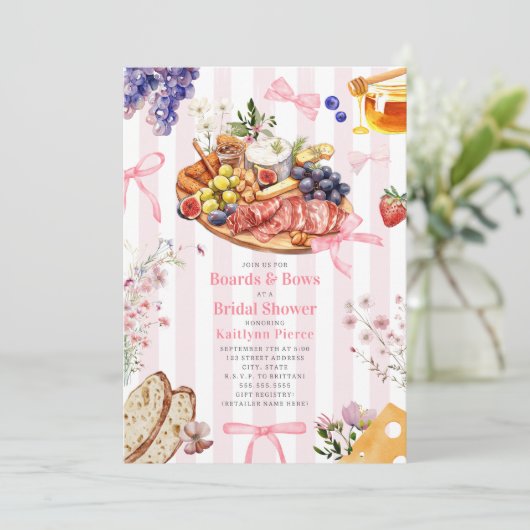 Boards & Bows Floral Charcuterie-Brautparty Einladung (Stehend Vorderseite)