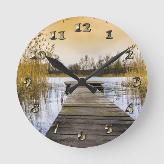 Boardwalk Dock on Ukraine River Runde Wanduhr (Vorderseite)