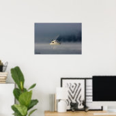 Boat auf einem nebeligen Morgen Poster (Heimbüro)