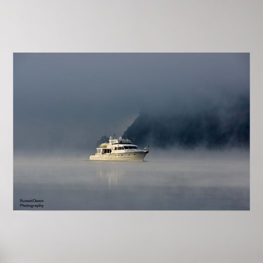 Boat auf einem nebeligen Morgen Poster (Vorne)