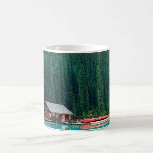 Boat house by Lake Louise in Banff National Park, Kaffeetasse (Mittel)