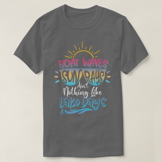 Boat Waves Sun Rays in Nichts wie Lake Days Su T-Shirt (Design vorne)