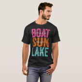 Boat Waves Sun Rays Lake Day Retro Summer Vacation T-Shirt (Vorne ganz)