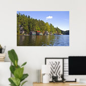 Boathouse auf einem schönen See Poster (Heimbüro)