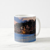 Boathouse-Reihendämmerung Kaffeetasse (VorderseiteRechts)