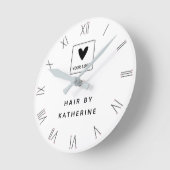 Bobby Button Roman Numerals Hair Salon Name Logo Runde Wanduhr (Winkel)