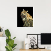 Bobcat sitzt auf einem Felsen von Junglewalk.com Poster (Heimbüro)