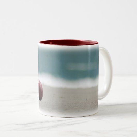 Bocce Ball auf dem Strand Zweifarbige Tasse (VorderseiteRechts)