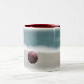 Bocce Ball auf dem Strand Zweifarbige Tasse (Mittel)