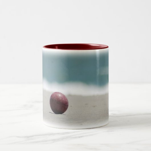 Bocce Ball auf dem Strand Zweifarbige Tasse (Mittel)