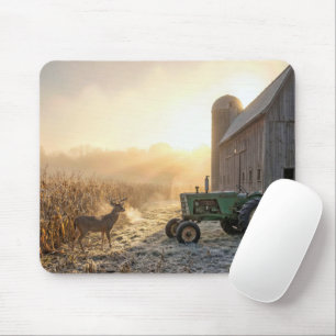 Bockhirsch mit grünem Landwirtschafstraktor Mousepad