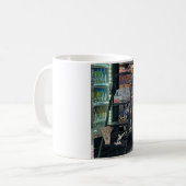 Bodega-Kätzchen helfen beim Nachbestücken Kaffeetasse (Vorderseite Links)