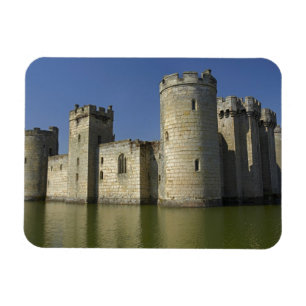 Bodiam Castle (1385), gespiegelt im Burggraben, Os Magnet